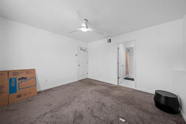 Empty room, Interior