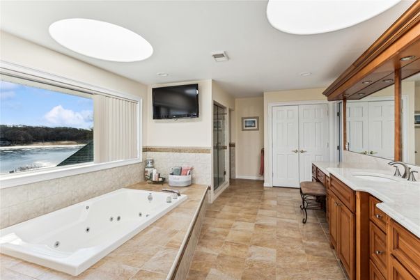 Bathroom, Dual Sink Vanities, Interior, Recessed Lighting