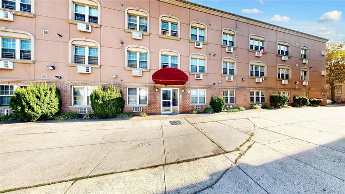 Exterior, Facade, Brick Facade, Rowhouse