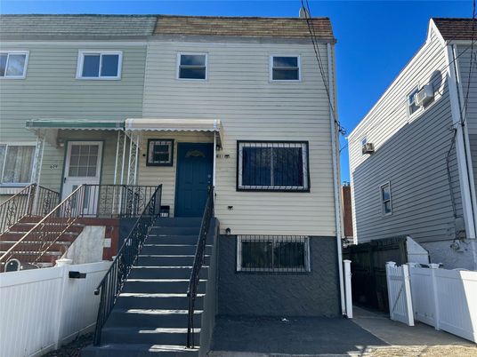 Exterior, Facade, Rowhouse