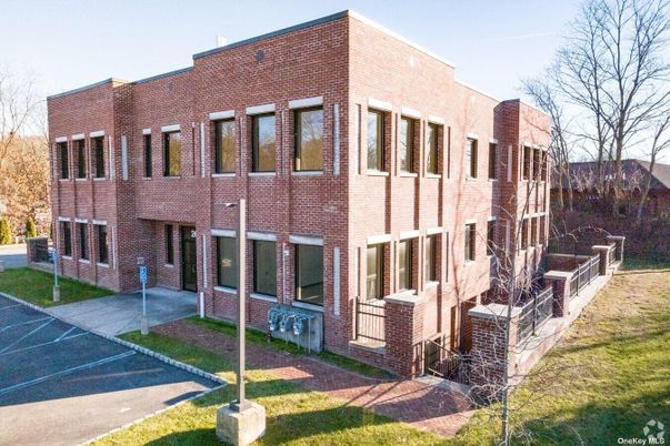 Exterior, Facade, Brick Facade, Rowhouse