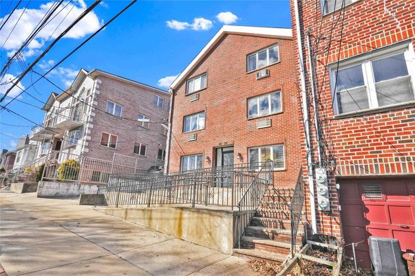 Exterior, Facade, Brick Facade, Rowhouse