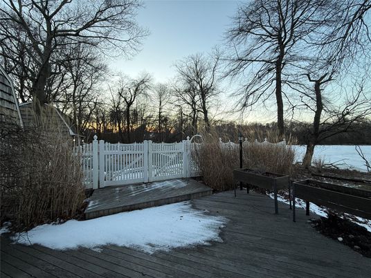 Exterior, Lake