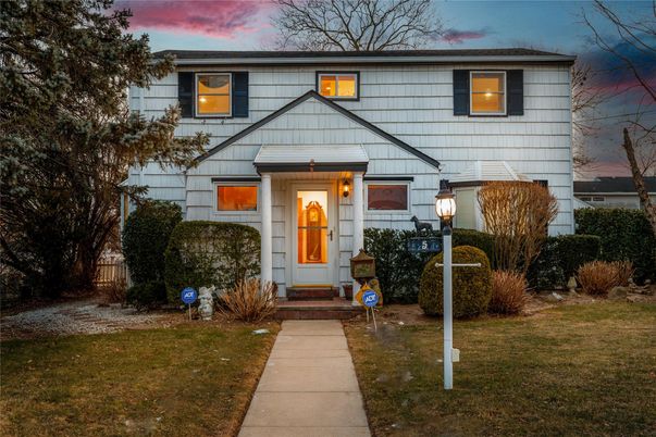 Exterior, Facade, Raised Ranch