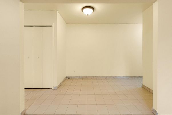 Empty room, Interior