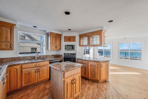 Interior, Kitchen, Recessed Lighting, Water, Wood Texture Flooring