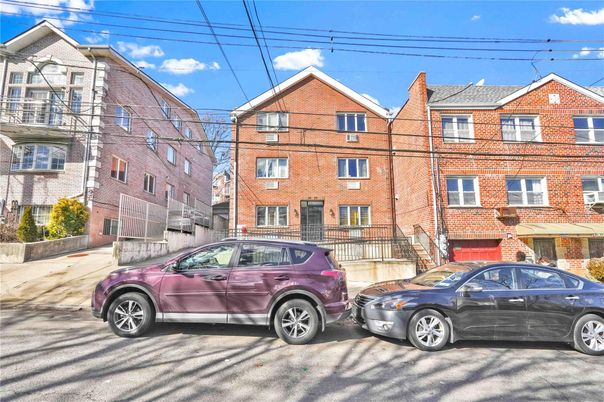 Exterior, Facade, Brick Facade, Rowhouse