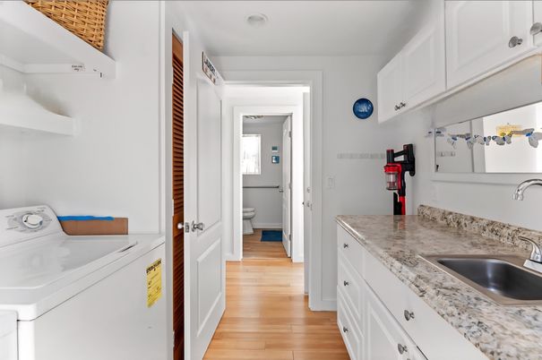 Interior, Washer, Wood Texture Flooring
