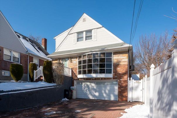 Attached, Exterior, Facade, Brick Facade, Queen Anne Victorian
