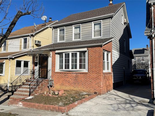Exterior, Facade, Brick Facade, American Foursquare