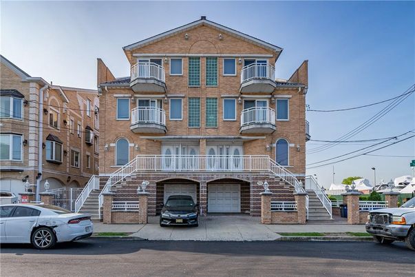 Exterior, Facade, Brick Facade, Rowhouse