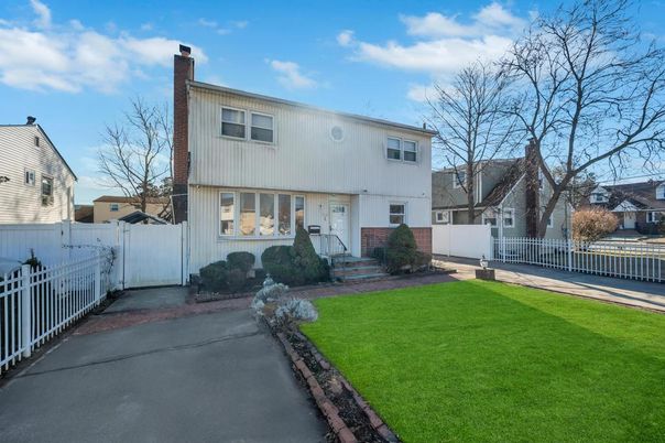 Exterior, Facade, Raised Ranch