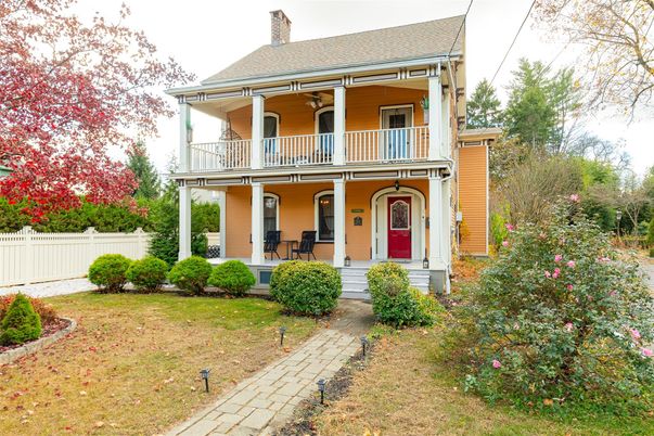 Exterior, Facade, American Foursquare