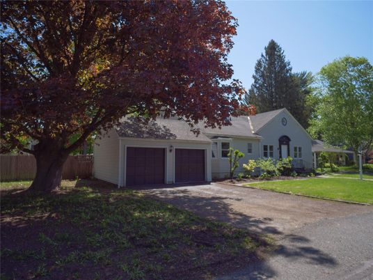 Attached, Exterior, Facade, Ranch