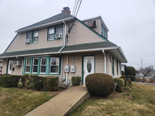 Exterior, Facade, Queen Anne Victorian