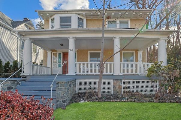 Exterior, Facade, American Foursquare