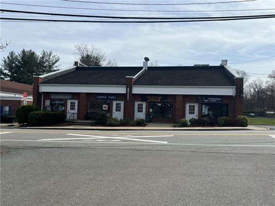 Exterior, Facade, Brick Facade, Ranch
