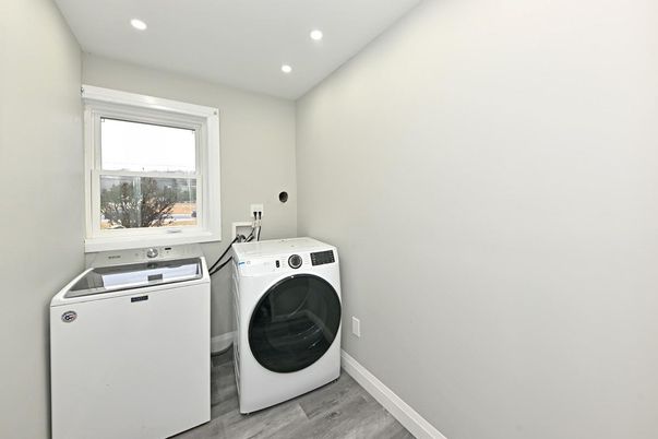 Interior, Recessed Lighting, Washer, Wood Texture Flooring