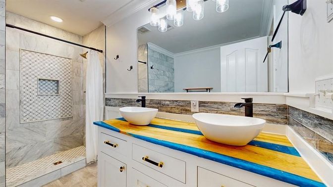Bathroom, Dual Sink Vanities, Interior, Recessed Lighting