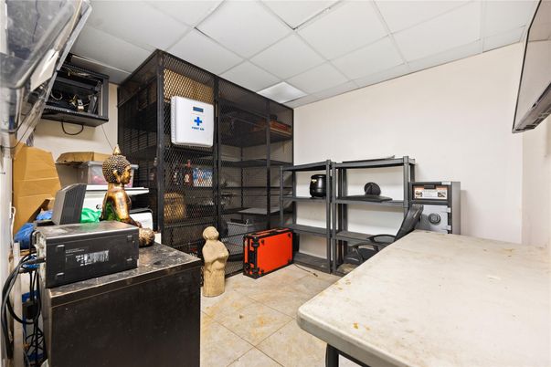 Home Office, Interior