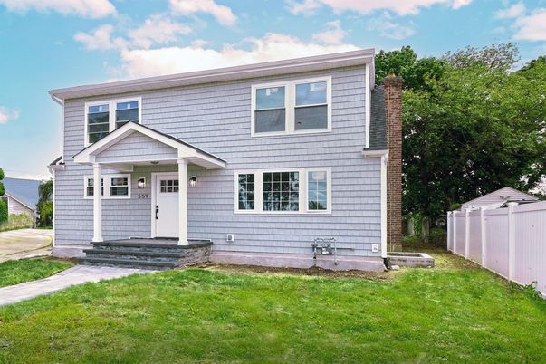 Exterior, Facade, Split Level