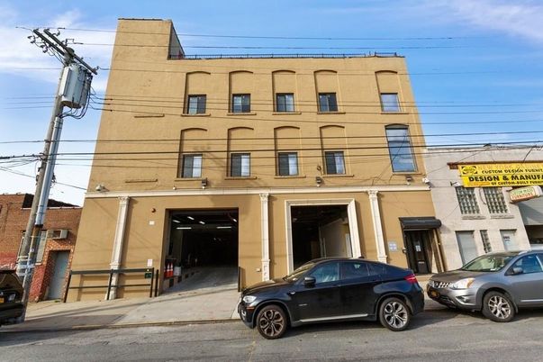 Exterior, Facade, Rowhouse