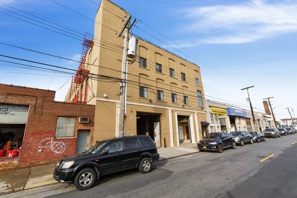 Exterior, Facade, Brick Facade, Rowhouse