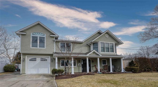 Attached, Exterior, Facade, Farmhouse