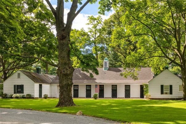 Exterior, Facade, Ranch