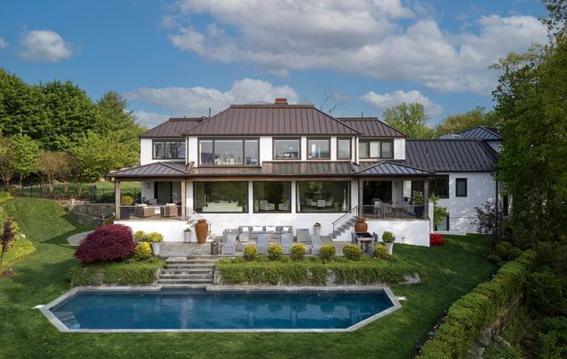 Exterior, Facade, Pool, Farmhouse