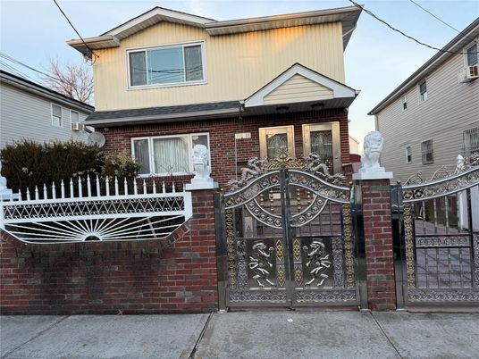 Exterior, Facade, Brick Facade, Rowhouse