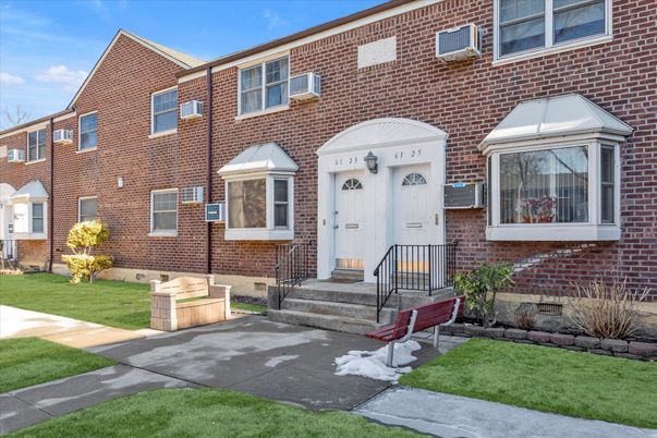 Exterior, Facade, Brick Facade, Rowhouse
