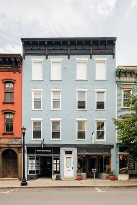 Exterior, Facade, Rowhouse