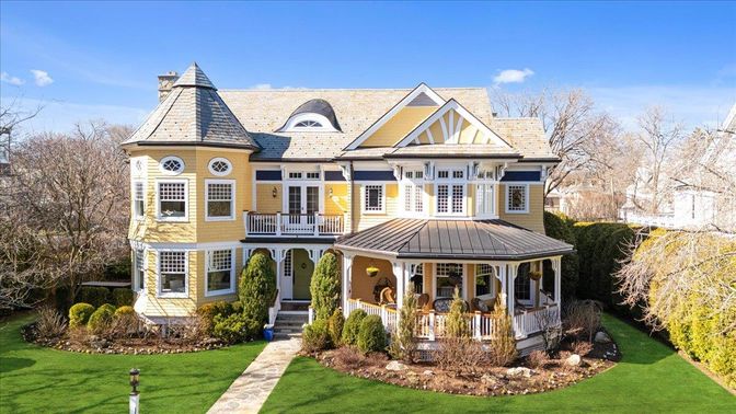 Exterior, Facade, Queen Anne Victorian