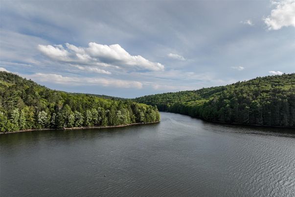 Exterior, Lake