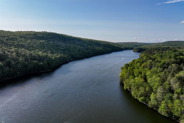Exterior, Lake