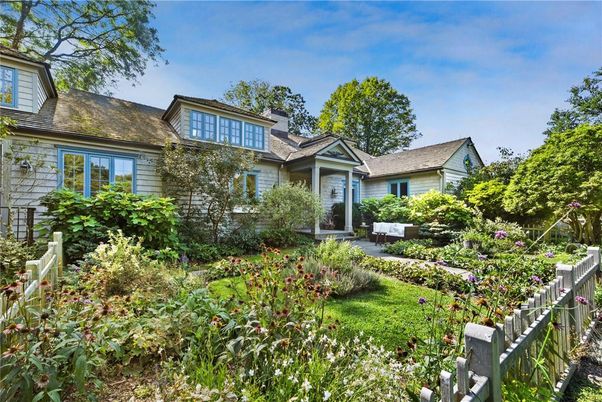 Backyard, Exterior, Facade, Cape Cod
