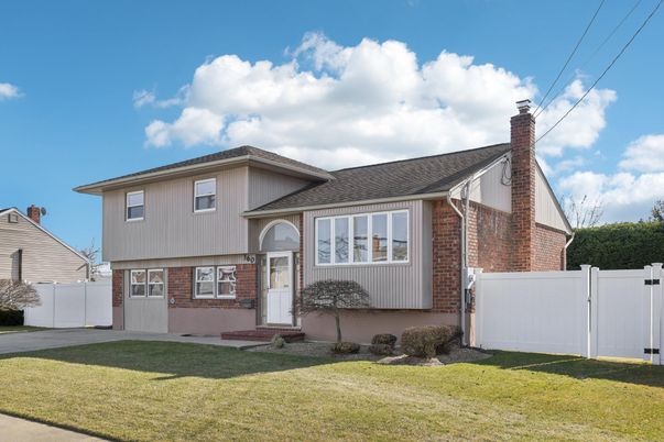 Attached, Exterior, Facade, Brick Facade, Split Level