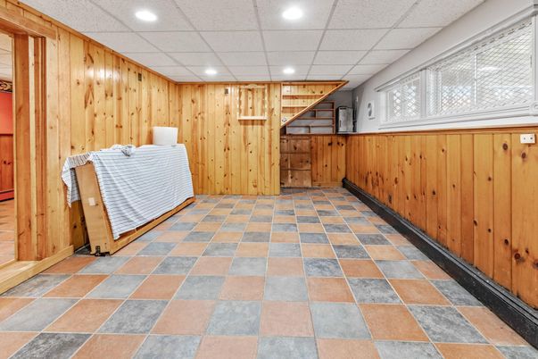 Empty room, Interior, Recessed Lighting, Wooden Walls
