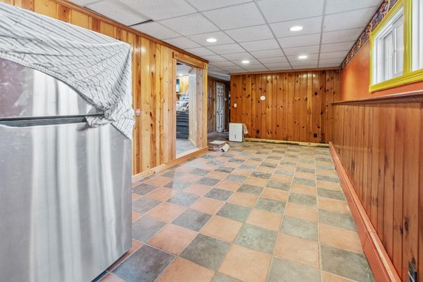 Empty room, Interior, Recessed Lighting, Wooden Walls