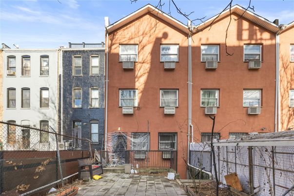 Exterior, Facade, Rowhouse