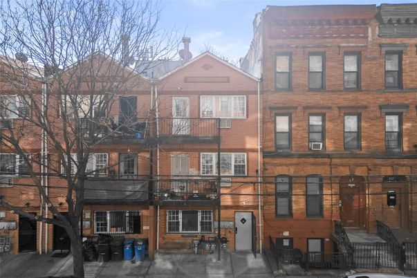 Exterior, Facade, Brick Facade, Rowhouse