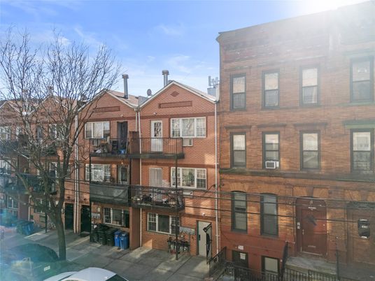 Exterior, Facade, Brick Facade, Rowhouse