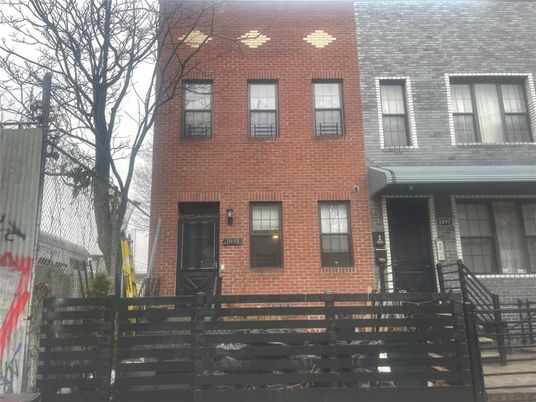 Exterior, Facade, Brick Facade, Rowhouse