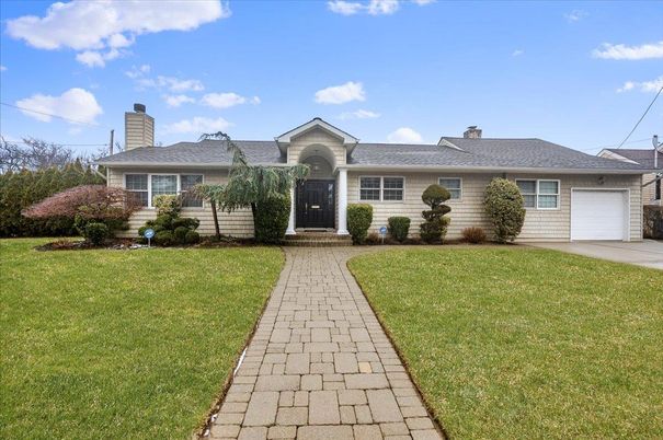 Attached, Exterior, Facade, Cape Cod