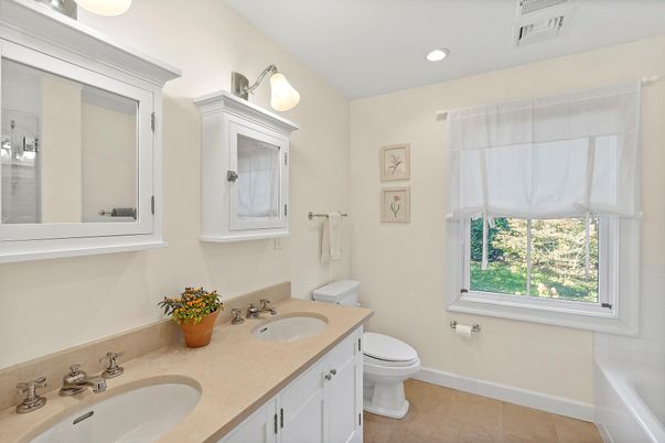 Bathroom, Dual Sink Vanities, Interior, Recessed Lighting