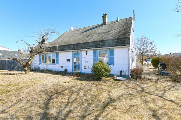 Backyard, Exterior, Facade, Cape Cod