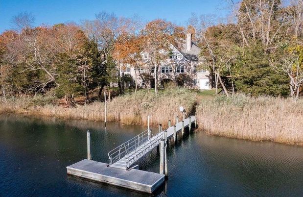 Exterior, Lake