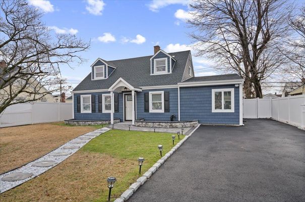 Exterior, Facade, Cape Cod