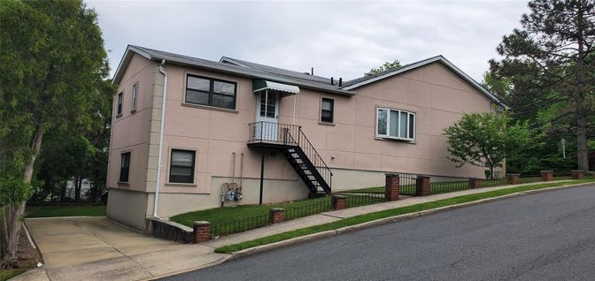 Exterior, Facade, Modern